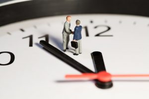 Arbeitszeitgesetz - Uhr mit Zeiger kurz vor um 12
