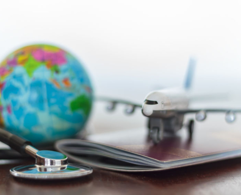 Gesundheitsversorgung und Reiseversicherungskonzept. Stethoskop , Passdokument, Flugzeug und Globus